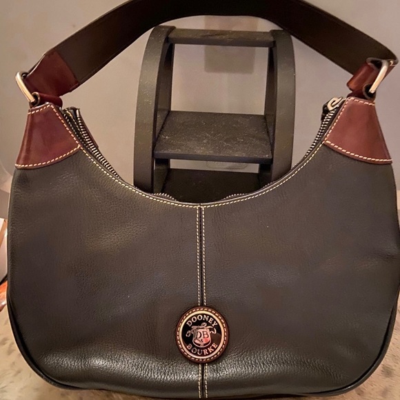 Dooney and Bourke purse in excellent condition. - Picture 1 of 3